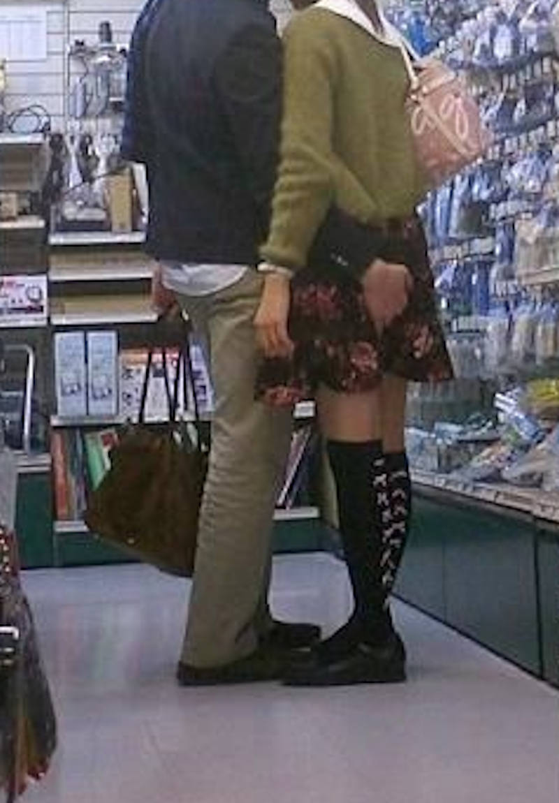 彼女 お尻 触る カップル 街撮り エロ画像 【11】