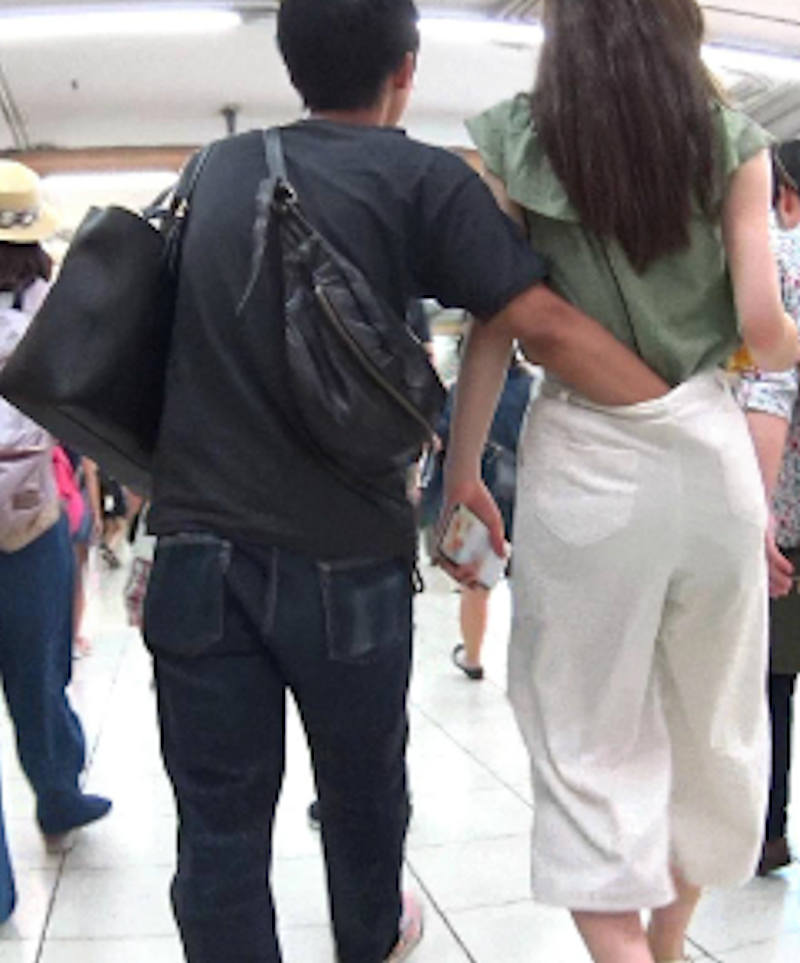 彼女 お尻 触る カップル 街撮り エロ画像 【14】