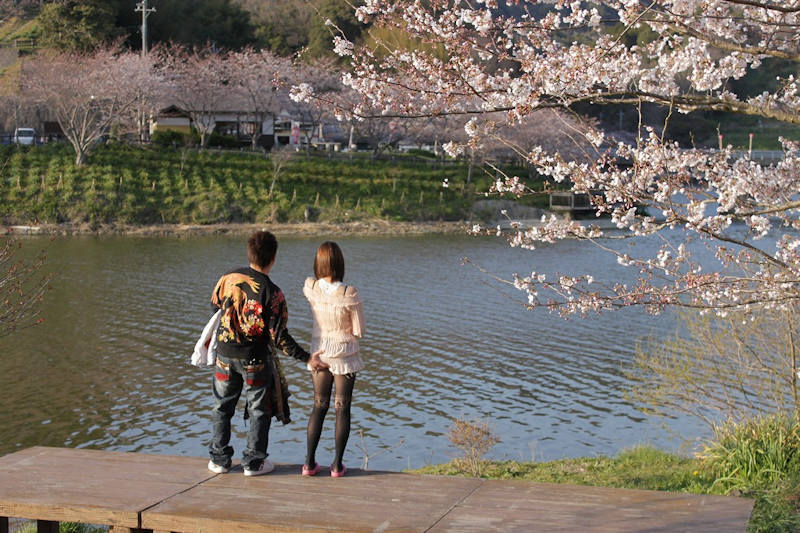 彼女 お尻 触る カップル 街撮り エロ画像 【18】