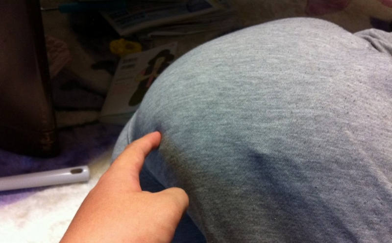 彼女 お尻 触る カップル 家庭内 エロ画像 【20】