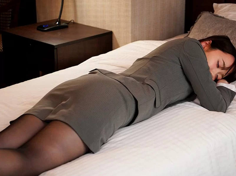 出張 ホテル 夜這い OL エロ画像 【17】