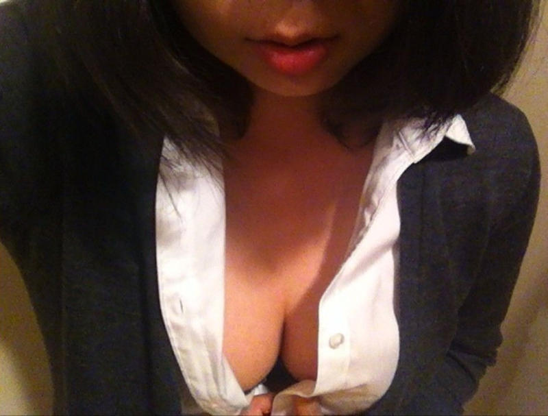 自撮り チラリズム 胸チラ エロ画像 【35】