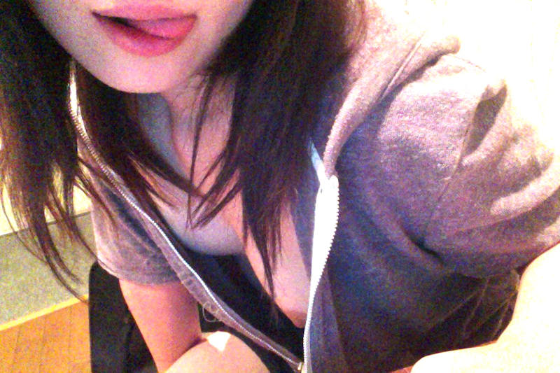 自撮り チラリズム 胸チラ エロ画像 【50】