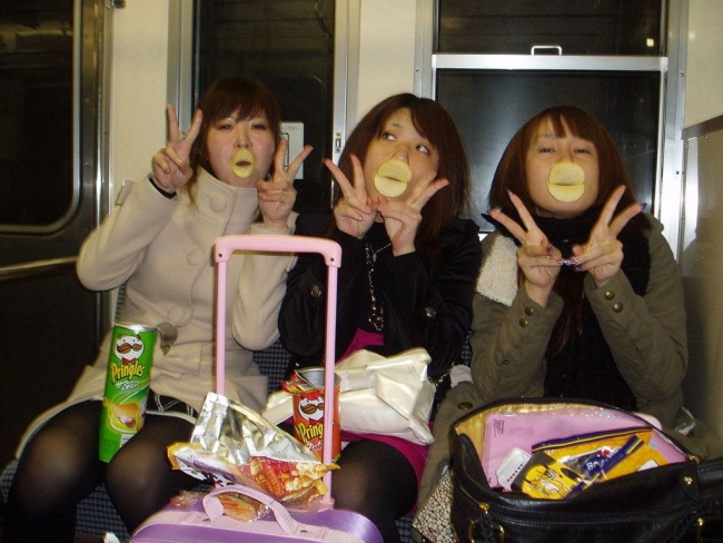 旅行 記念写真 パンチラ エロ画像 【1】