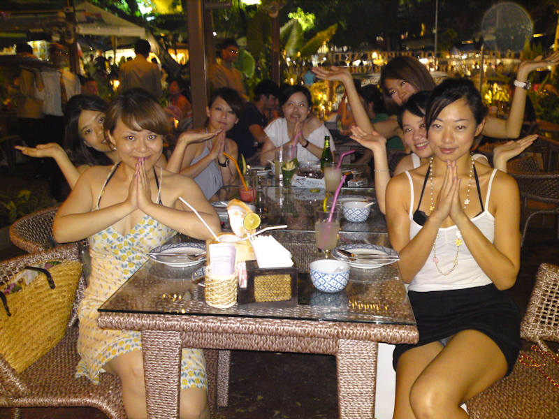 旅行 記念写真 パンチラ エロ画像 【2】