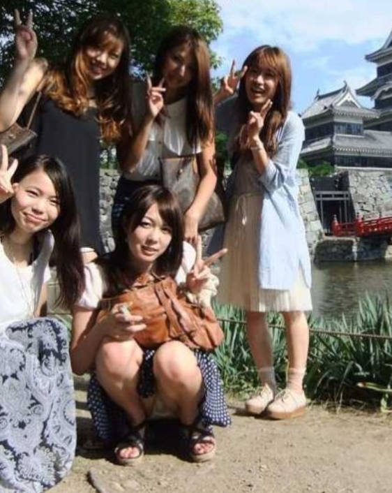 旅行 記念写真 パンチラ エロ画像 【10】