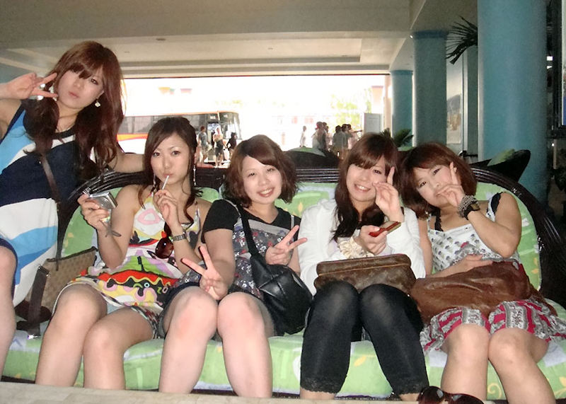 旅行 記念写真 パンチラ エロ画像 【15】