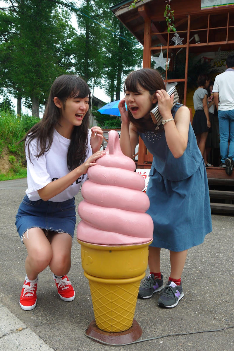 旅行 記念写真 パンチラ エロ画像 【35】