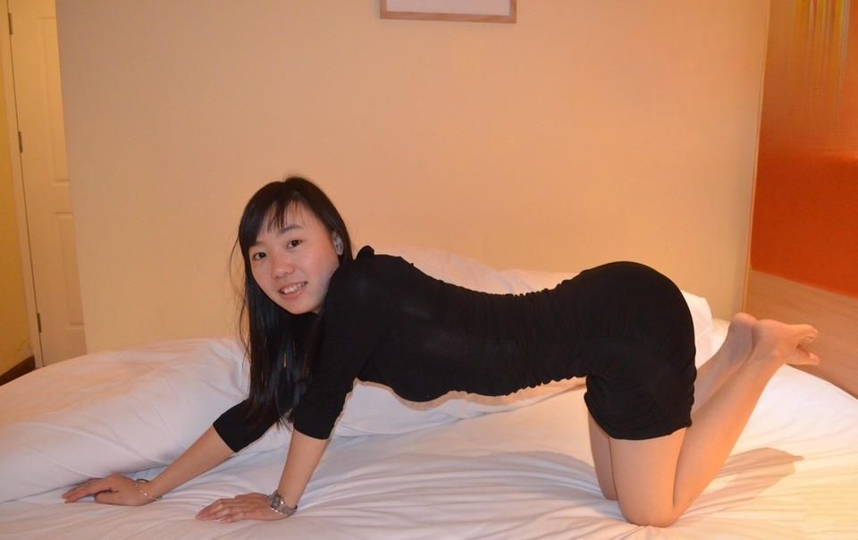 十分聽話的小少婦，身材好皮膚潤，拍著拍著下面就濕了[24P]