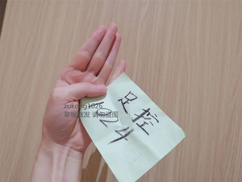 [原创][足控淫妻社]大學生母狗在主人的要求下在衛生間裡完成躶體展示奶子還是一如既往的美不知道怎麼拍照的單女可以學習一下一[50P]