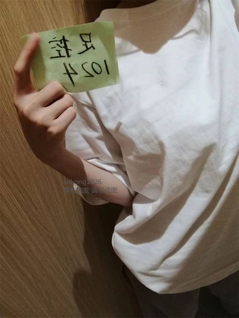 [原创][足控淫妻社]大學生母狗在主人的要求下在衛生間裡完成躶體展示奶子還是一如既往的美不知道怎麼拍照的單女可以學習一下一[50P]