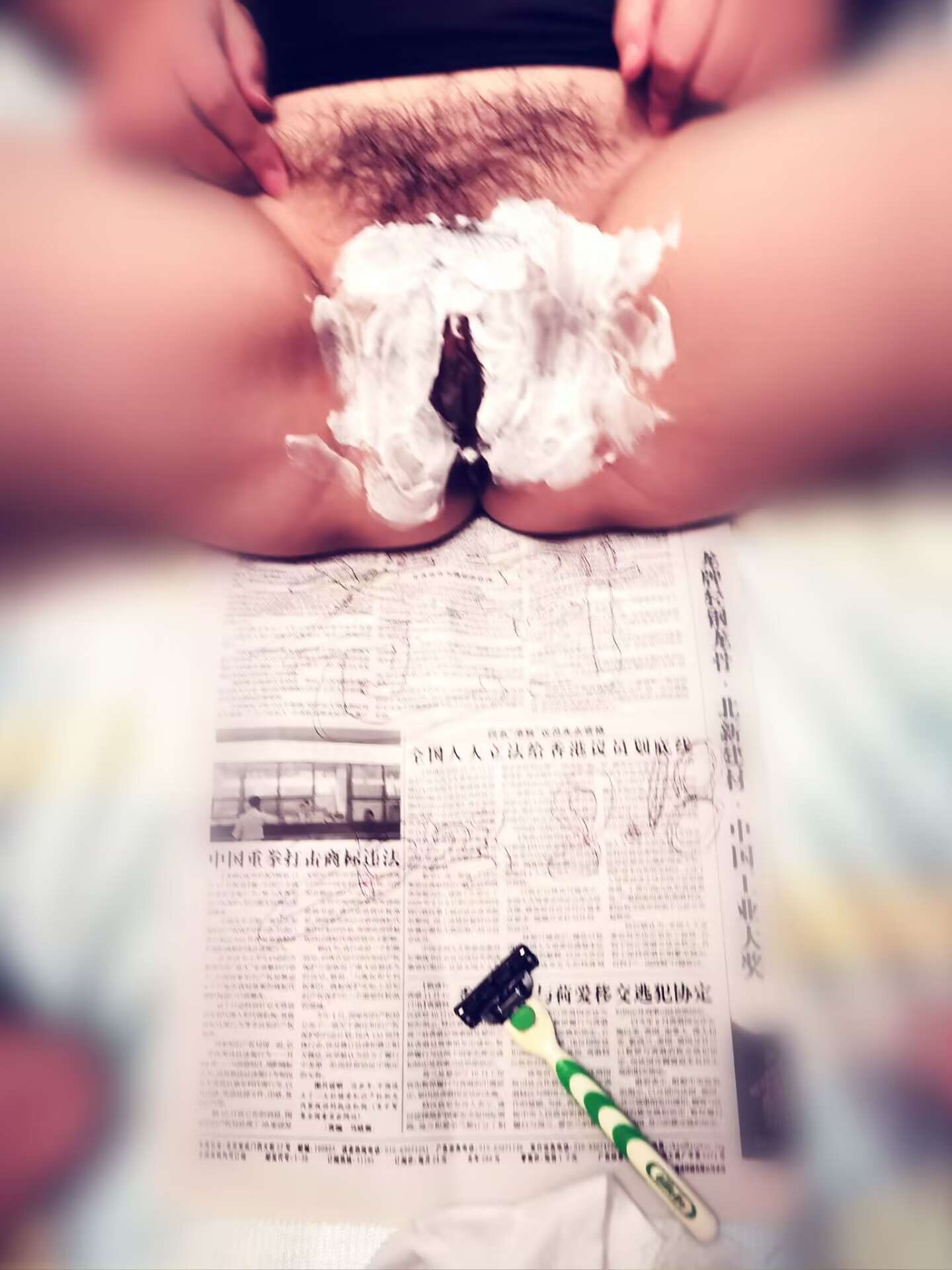 ［原創］舉牌手勢雙認證，蒼哥接投稿，江蘇鎮江4139夫妻入圈認證花名冊號466，家中剃毛給聚聚們看，乾淨的小鮑魚當然要使用一下才過癮啊［17P］