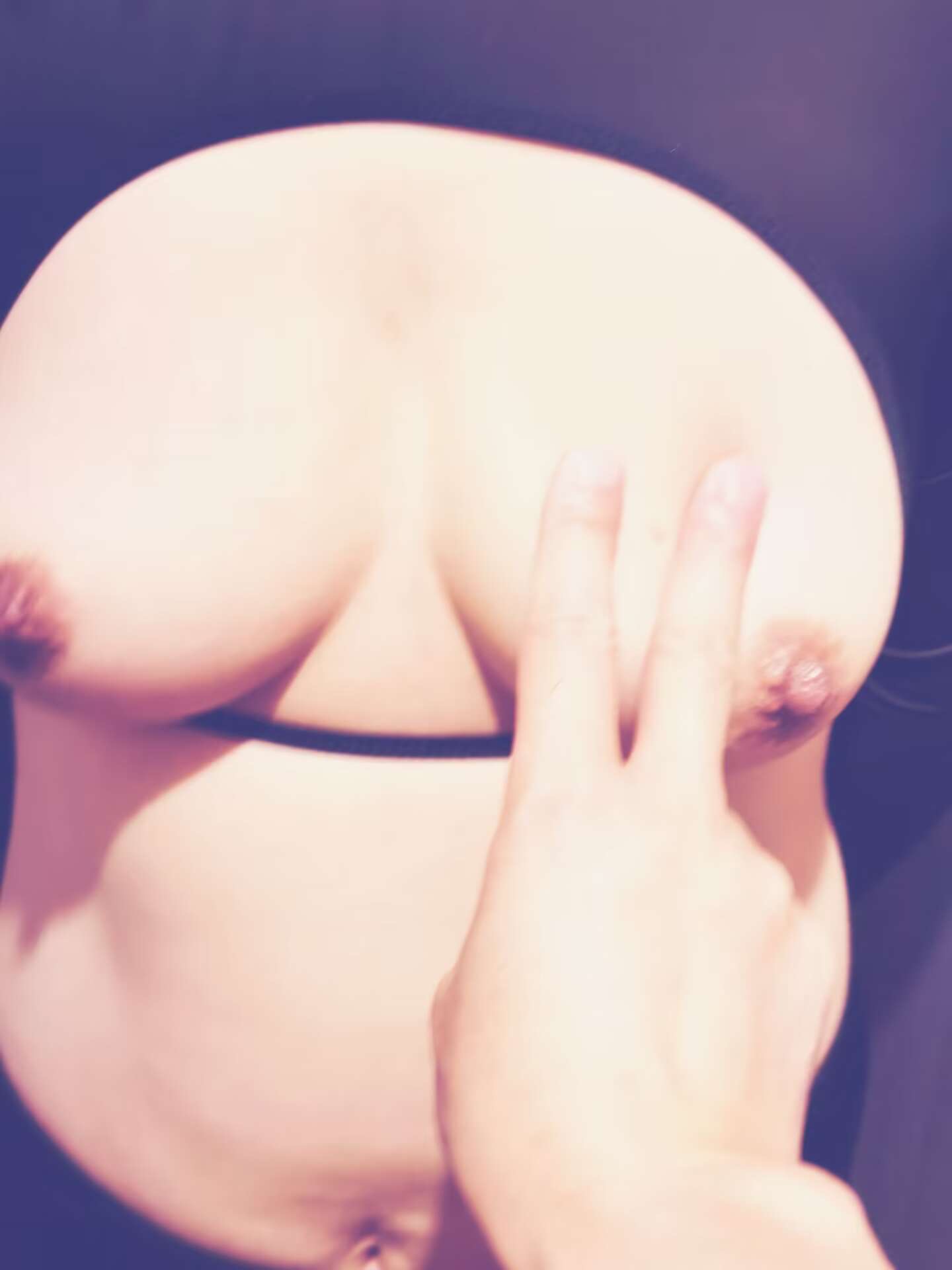 ［原創］舉牌手勢雙認證，蒼哥接投稿，江蘇鎮江4139夫妻入圈認證花名冊號466，家中剃毛給聚聚們看，乾淨的小鮑魚當然要使用一下才過癮啊［17P］