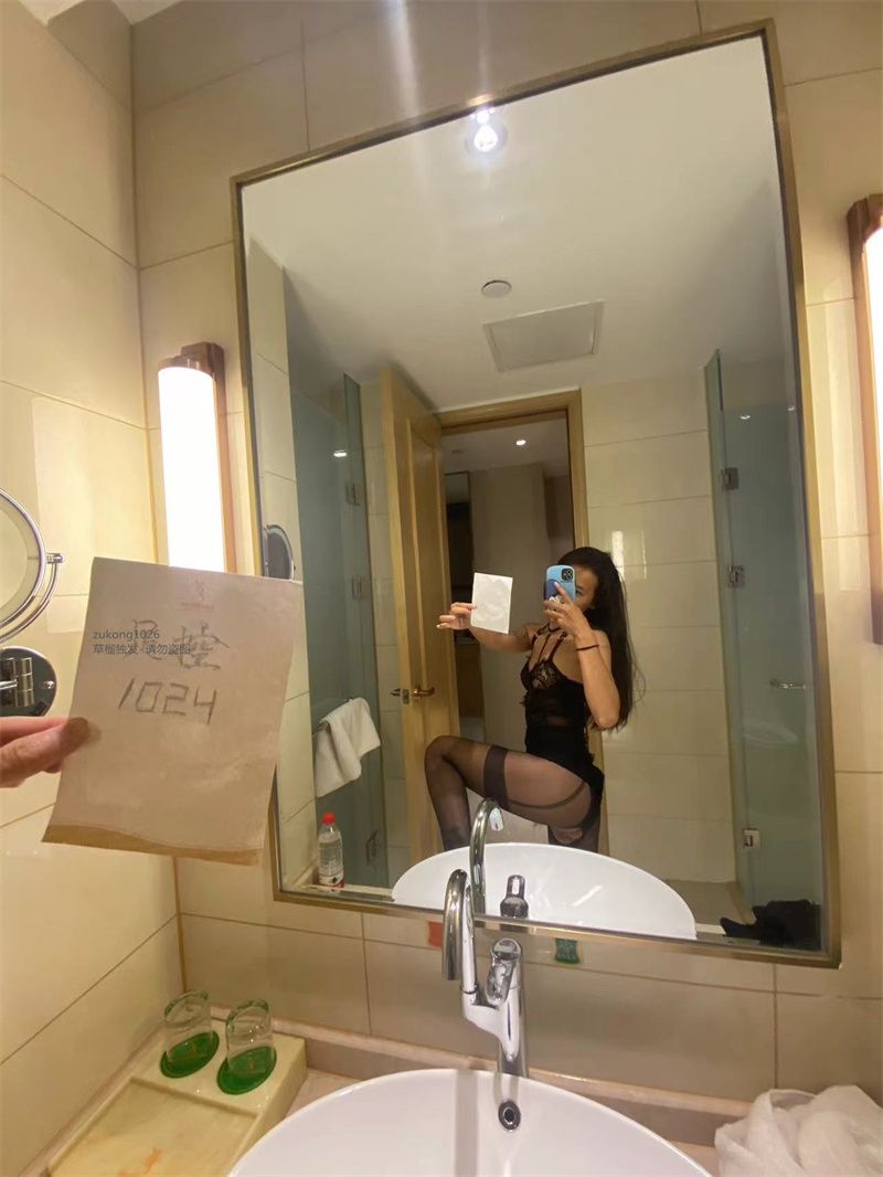 [原创][足控淫妻社]雲南昆明你能想像如此狂野活力的00後人妻其實是一位端莊靚麗的白衣天使麼平時葷段子都不聊床上騷到爆[25P]