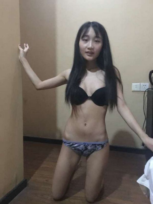 很年輕的妹子 [14P]