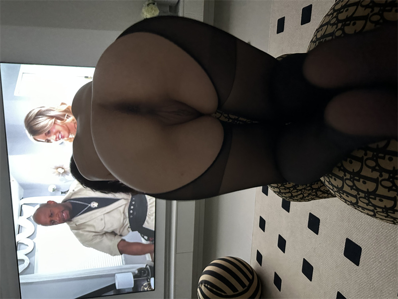 [旧叙原创]黑絲開檔少婦精修過的陰毛也是特別好看正在開發中 配合拍照迎合姿勢 手寫驗證 [12P]