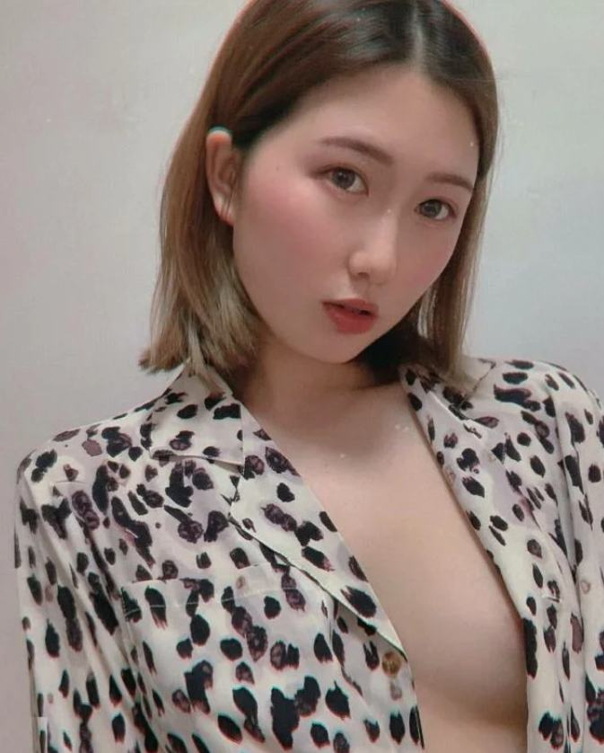 公司女白領，沙發上主動插穴噴給你看，戴著眼鏡看起來反差感十足[11P]