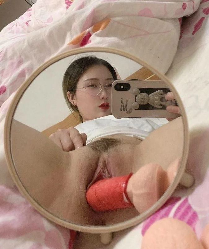 公司女白領，沙發上主動插穴噴給你看，戴著眼鏡看起來反差感十足[11P]