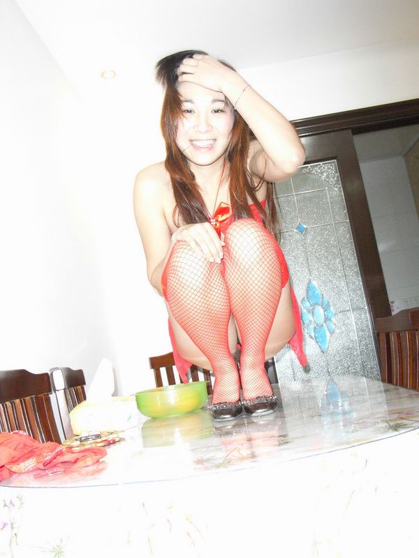 少婦身穿紅色性感睡衣[15P]