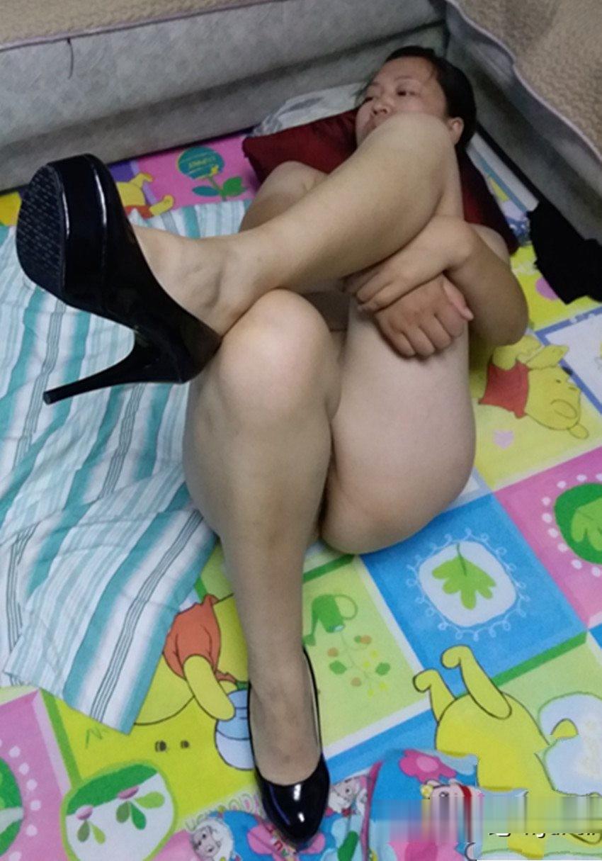 人妻在家裡自拍[10P]