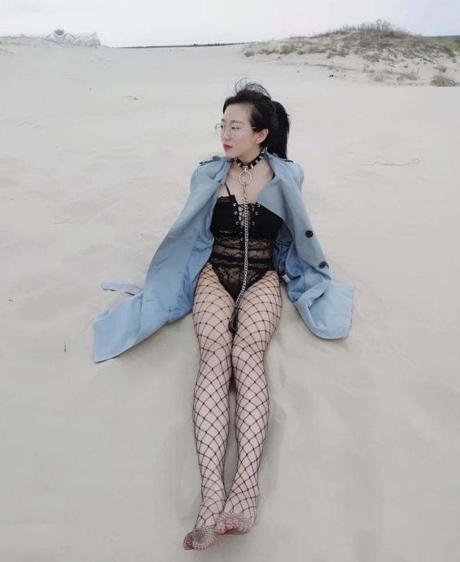 鄰居家的老婆平時非常有氣質文靜，沒想到背地裡這麼騷[13P]