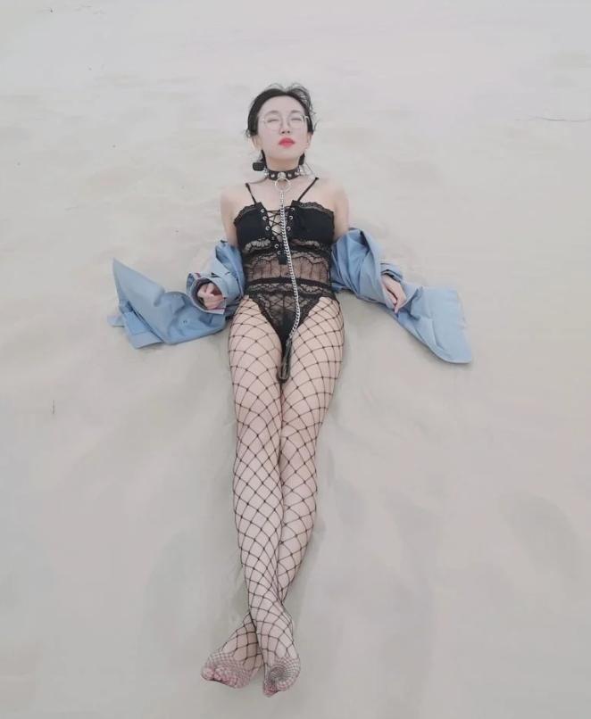 鄰居家的老婆平時非常有氣質文靜，沒想到背地裡這麼騷[13P]