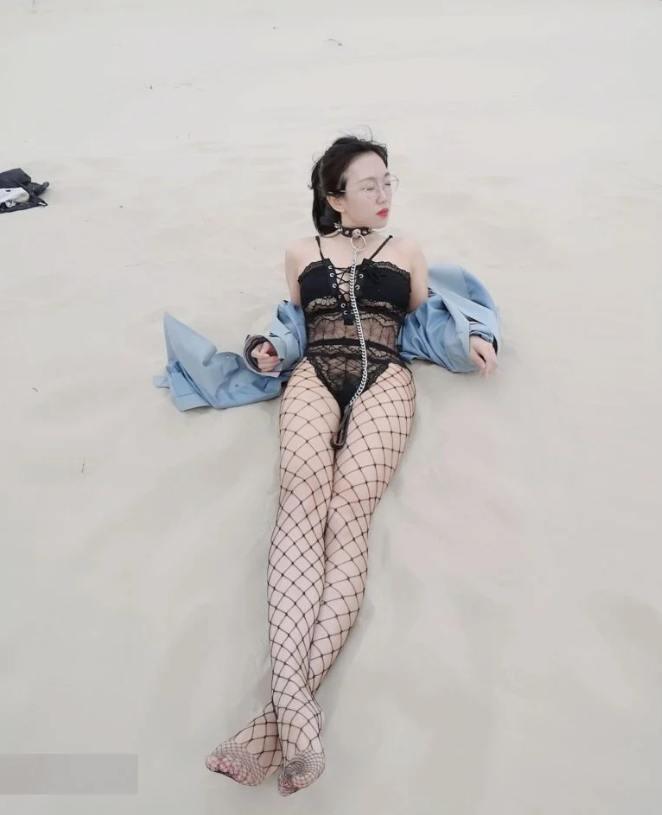 鄰居家的老婆平時非常有氣質文靜，沒想到背地裡這麼騷[13P]