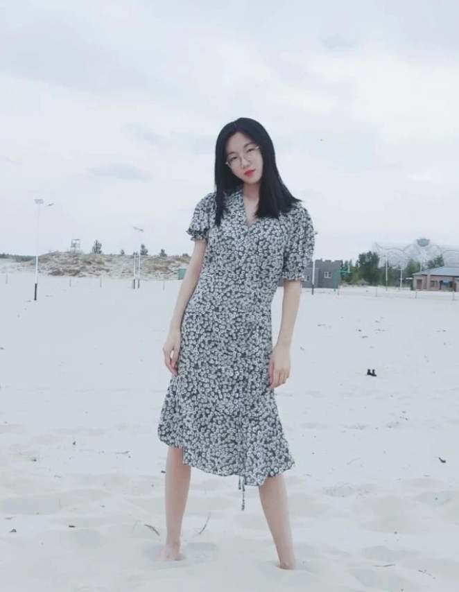 鄰居家的老婆平時非常有氣質文靜，沒想到背地裡這麼騷[13P]