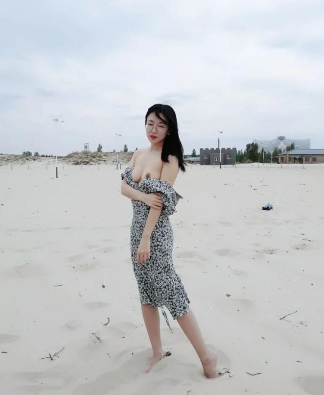 鄰居家的老婆平時非常有氣質文靜，沒想到背地裡這麼騷[13P]