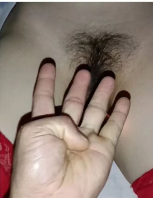 [原创]遊客投稿，36歲的大屁股老婆外穿紅色絲襪，狂露騷穴，請品嚐。[20P]