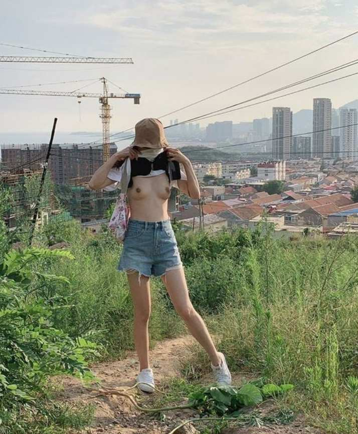 秋天來了帶著女神離開喧鬧的城市到山上玩裸露，女神毛毛好多好性感[13P]