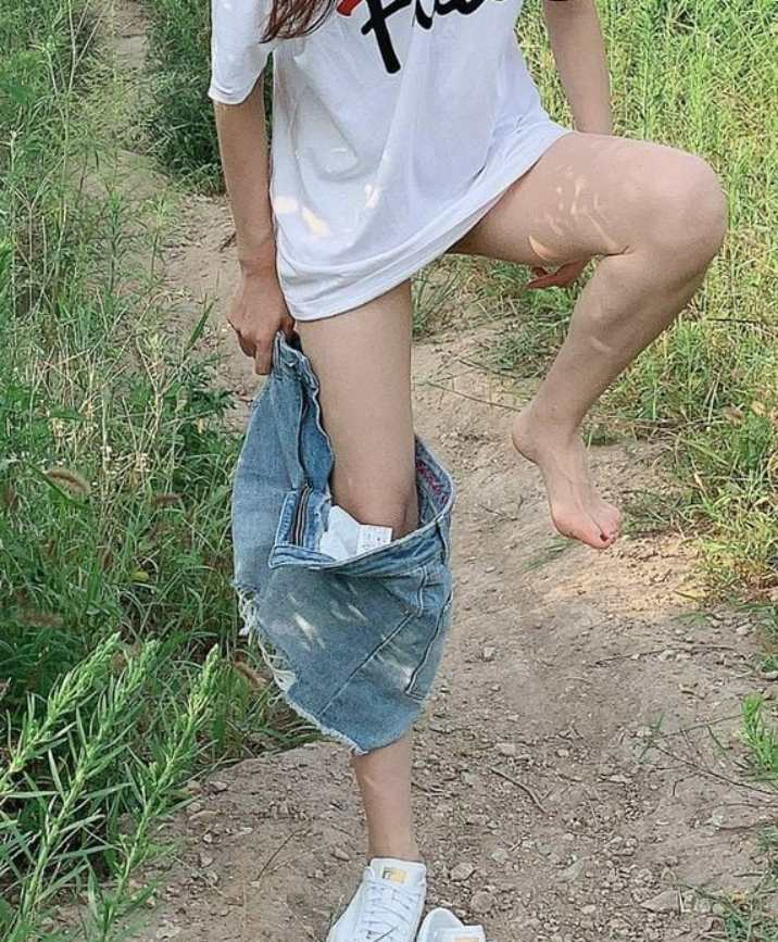 秋天來了帶著女神離開喧鬧的城市到山上玩裸露，女神毛毛好多好性感[13P]