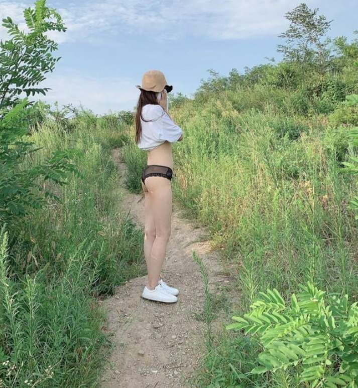 秋天來了帶著女神離開喧鬧的城市到山上玩裸露，女神毛毛好多好性感[13P]