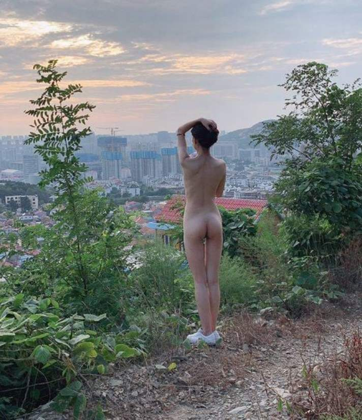 秋天來了帶著女神離開喧鬧的城市到山上玩裸露，女神毛毛好多好性感[13P]