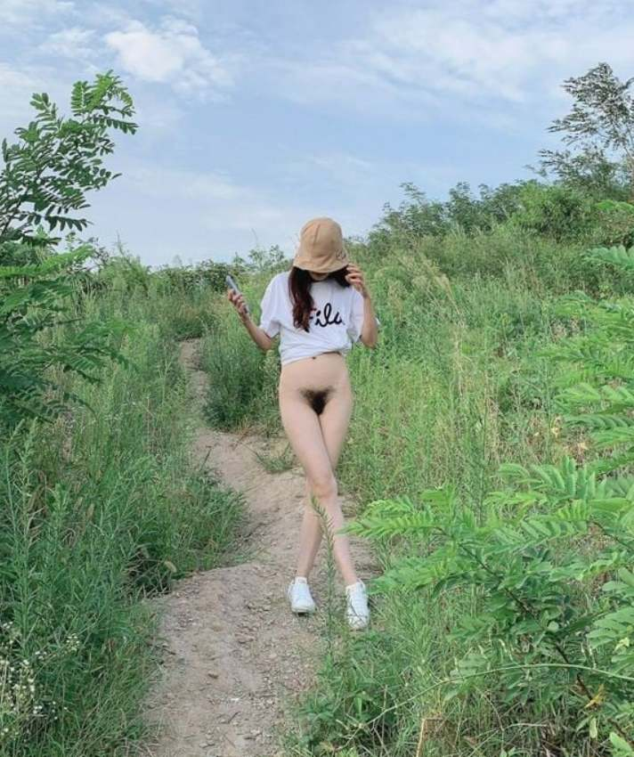 秋天來了帶著女神離開喧鬧的城市到山上玩裸露，女神毛毛好多好性感[13P]