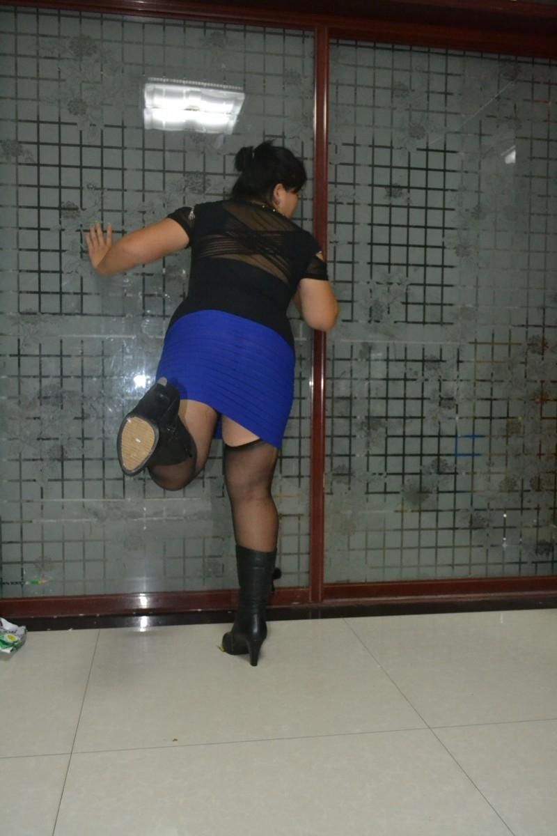 豐滿熟女包臀裙皮靴的誘惑[24P]