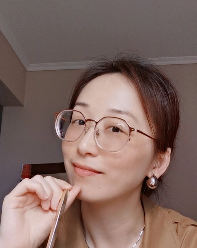 美女老師就是不一樣，戴上眼鏡看起來挺有氣質的[13P]