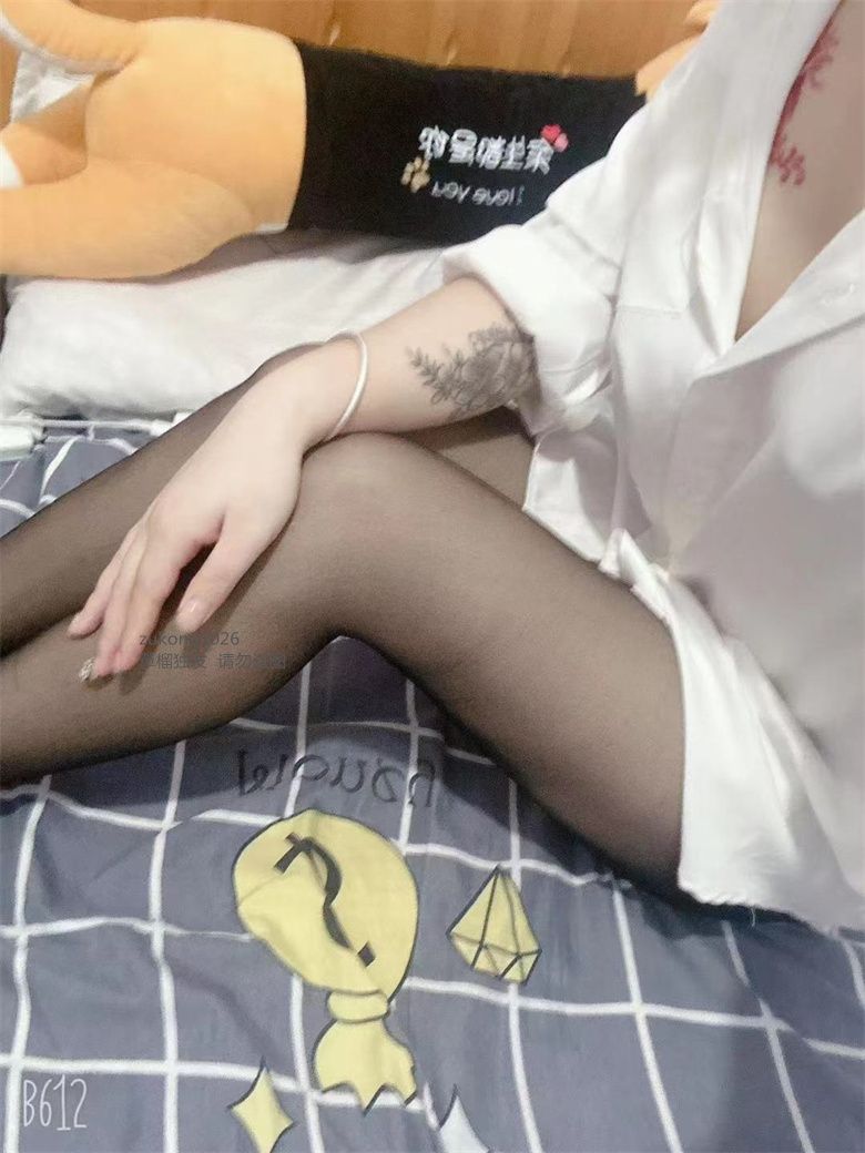 [原创][足控淫妻社]  旗袍好看還是黑絲好看尾巴花露水黃瓜辣椒成分過於複雜方便展示徵得女主角同意投稿換碼 [20P]