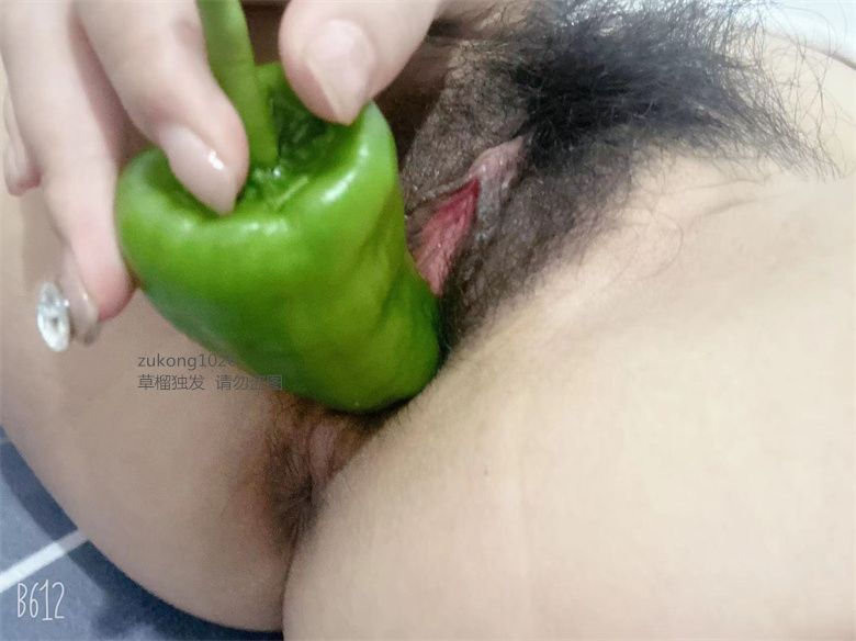 [原创][足控淫妻社]  旗袍好看還是黑絲好看尾巴花露水黃瓜辣椒成分過於複雜方便展示徵得女主角同意投稿換碼 [20P]