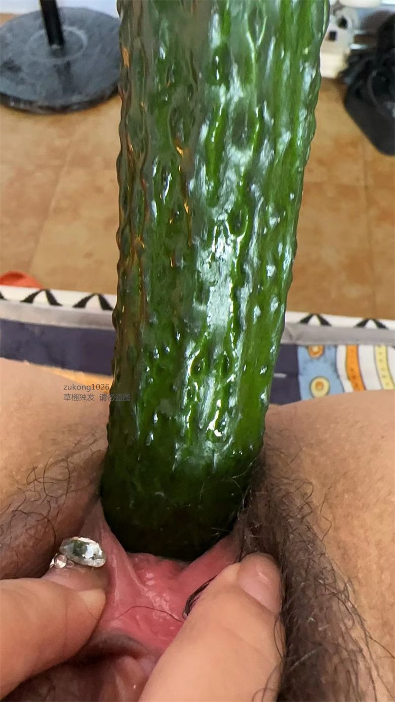 [原创][足控淫妻社]  旗袍好看還是黑絲好看尾巴花露水黃瓜辣椒成分過於複雜方便展示徵得女主角同意投稿換碼 [20P]