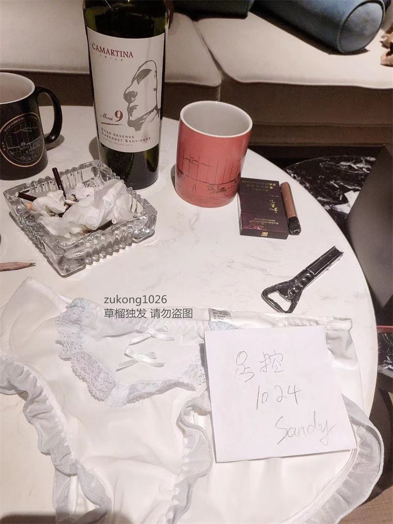 [原创][足控淫妻社]  0759 群內聯誼 173長腿人妻被擄獲芳心 兩個月後從手機螢幕來到實戰環節三年來第一次被單男內射 [17P]