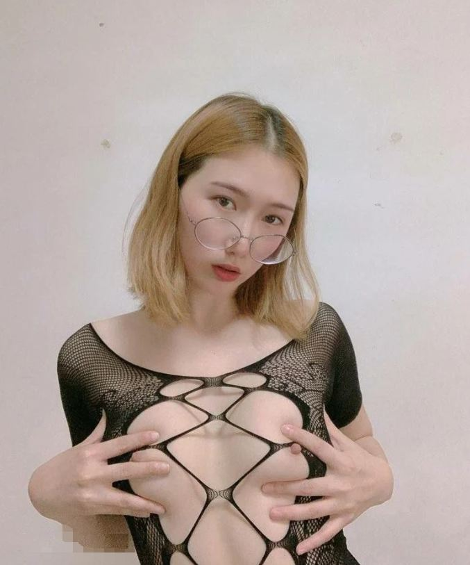 公司女白領，沙發上主動插穴噴給你看，戴著眼鏡看起來反差感十足[11P]