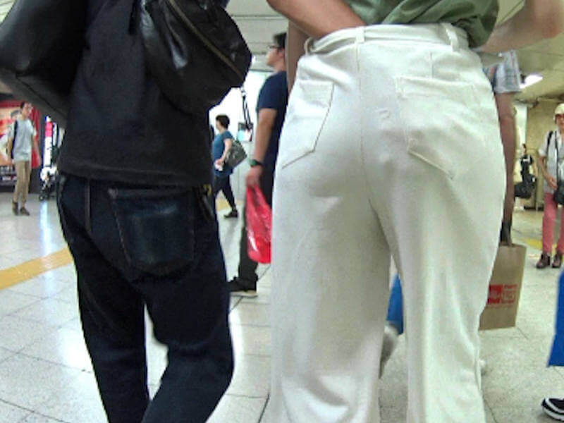 彼女のお尻を触るカップルのエロ画像