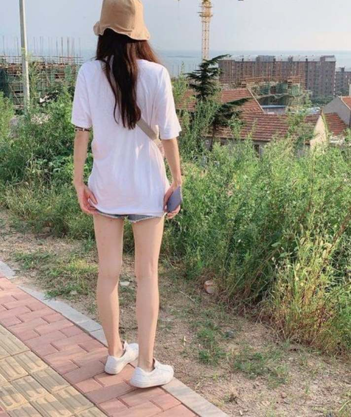 秋天來了帶著女神離開喧鬧的城市到山上玩裸露，女神毛毛好多好性感[13P]