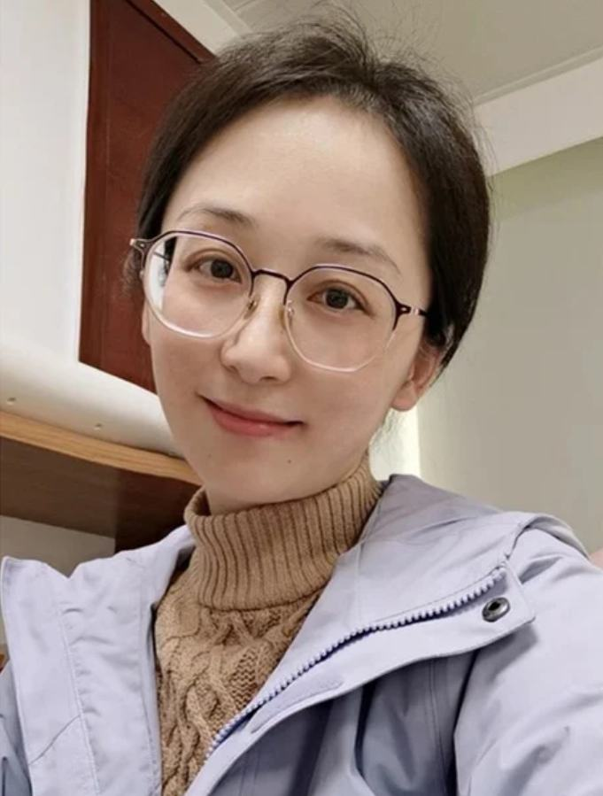 美女老師就是不一樣，戴上眼鏡看起來挺有氣質的[13P]