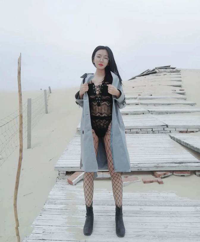 鄰居家的老婆平時非常有氣質文靜，沒想到背地裡這麼騷[13P]