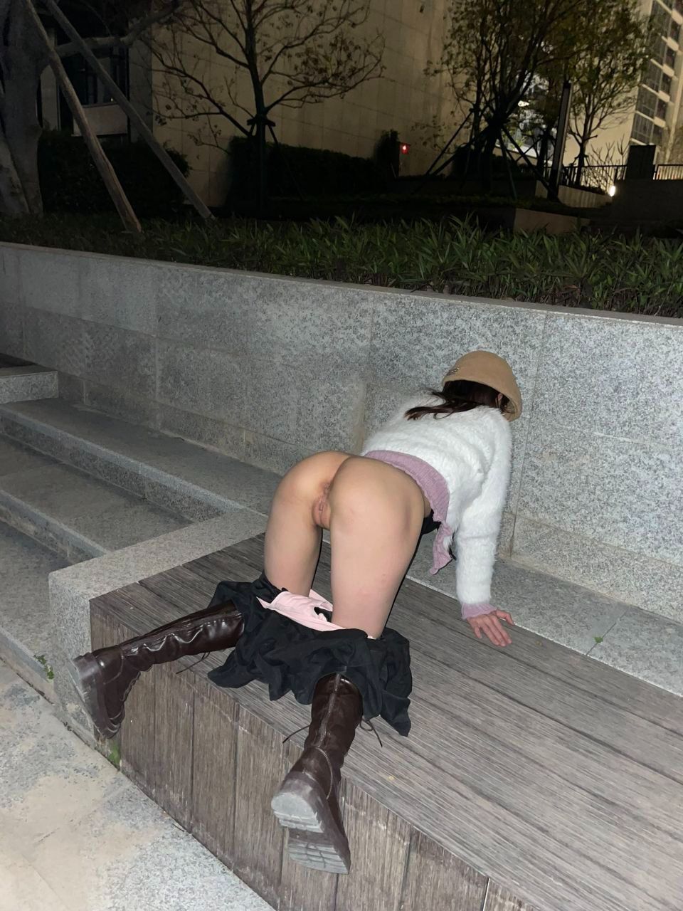 小區戶外大膽撅起大腚刺激露拍[19P]