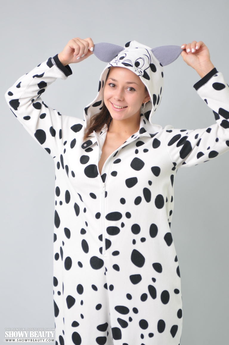 姑娘的美乳房，又鼓又软又有弹性，手感好极了