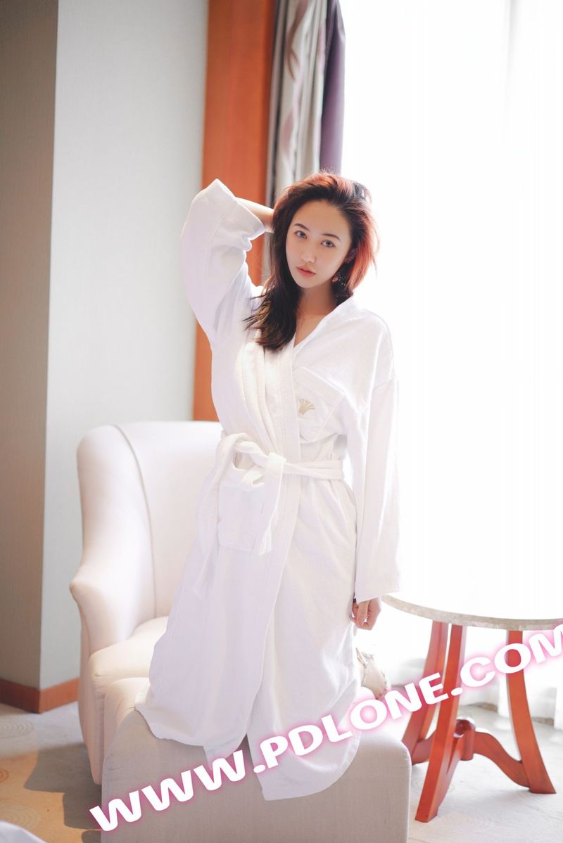 潘多拉 鉑金刊里風味十足极品巨乳美熟女脱光后的迷人体態 。