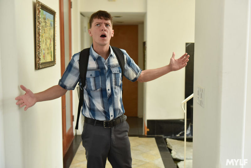 巨乳媽媽梅麗莎·林恩向她兒子的同學展示了她的紋身並被性交